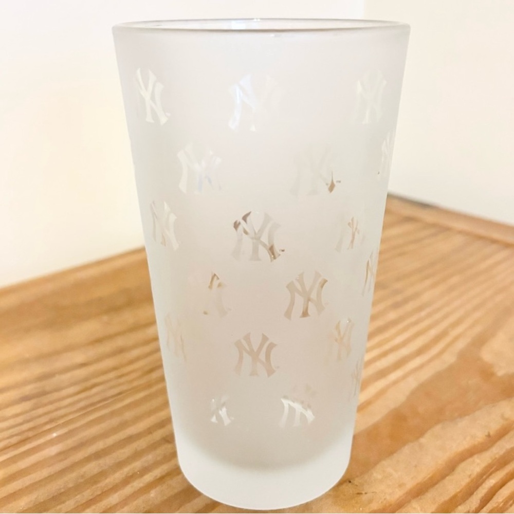 💥 MLB New York Yankees Frosted Pint Glass